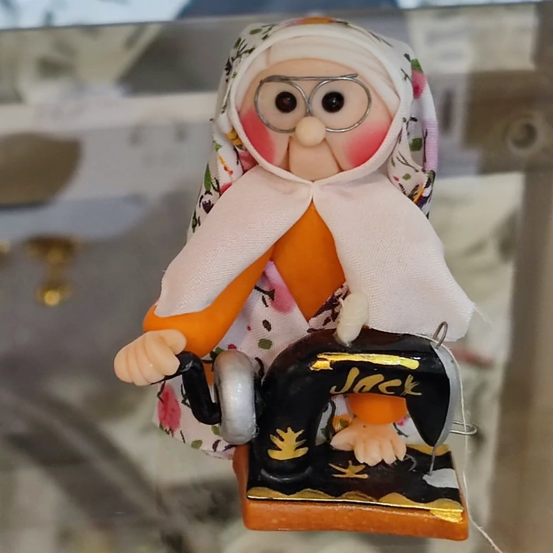 مجسمه خمیری پیرزن خیاط دکوری تزئینی کادویی